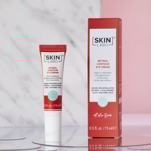 SKINLABO-CREMA-CONTORNO-OCCHI-AL-RETINOLO-AMBIENTATA